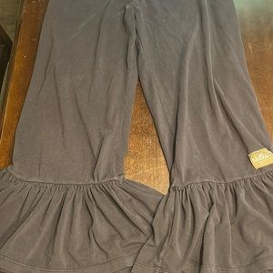 Matilda Jane capri ruffles size large, black